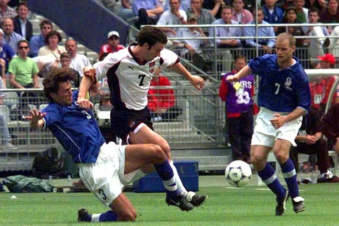 Im Nationalteam spielte er 43 Mal - hier bei der WM 1998 gegen Italien und Paolo Maldini (links)
