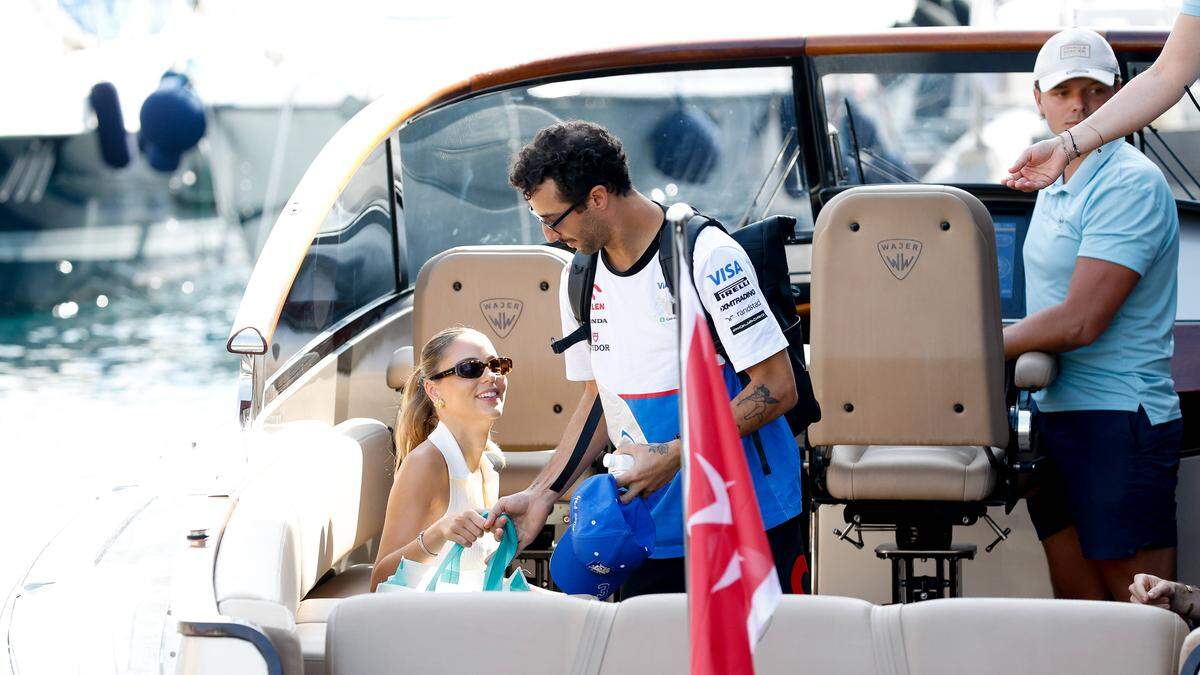 In Monaco half Ricciardo seiner Freundin aus dem Boot