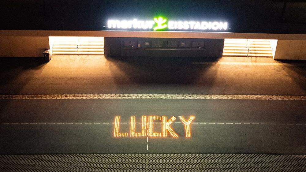 Vor dem Bunker wurden Kerzen im Gedenken an „Lucky“ aufgestellt