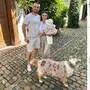 ÖEHV-Teamspieler Bernd Wolf mit seiner Frau Stephanie, Tochter Mila und Hündin Lev