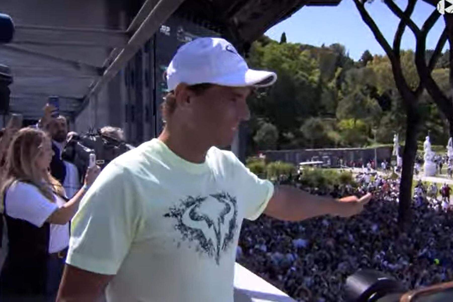 Nach Niederlage in Rom : Epische Szenen im Video: Rafael Nadal wird von Tausenden Fans verabschiedet