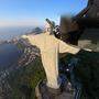 Hier fliegt Wingsuit-Basejumper Mathias Neuherz nur wenige Meter an der Christusstatue in Rio de Janeiro vorbei