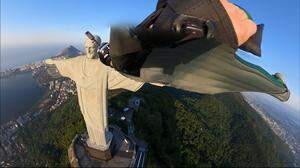 Hier fliegt Wingsuit-Basejumper Mathias Neuherz nur wenige Meter an der Christusstatue in Rio de Janeiro vorbei