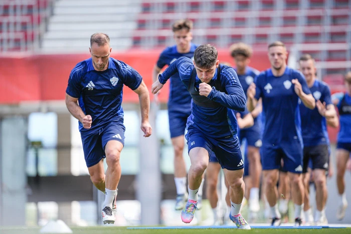 KLAGENFURT,AUSTRIA,30.APR.25 - SOCCER - UNIQA OEFB Cup, final, Wolfsberger AC vs TSV Hartberg, preview, training Hartberg. Image shows Tobias Kainz  and Furkan Demir (Hartberg). Photo: GEPA pictures/ Johannes Friedl