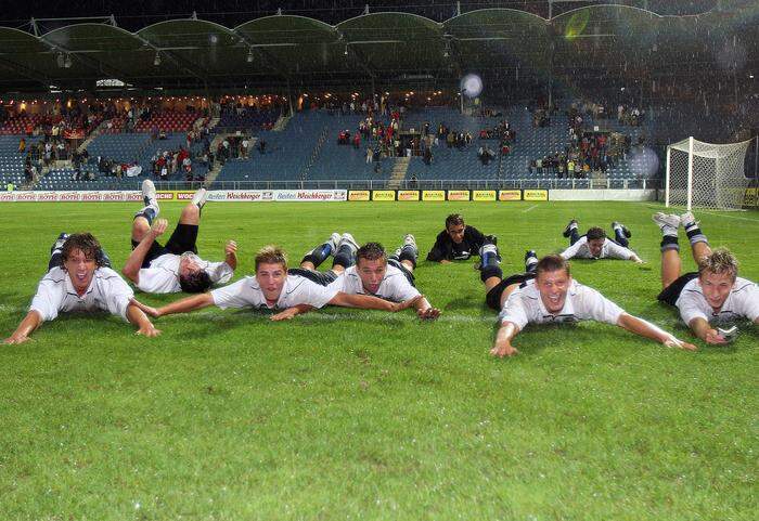 Thorsten Schick (3. von links) und Mario Leitgeb (4. von links) 2007 bei den Sturm Amateuren