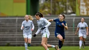 Emma Fuchs zieht im Mittelfeld von Wolfsburg II die Fäden