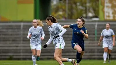 Emma Fuchs zieht im Mittelfeld von Wolfsburg II die Fäden