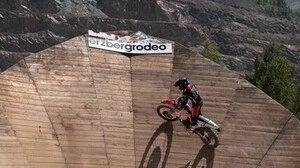 Valentino Hutter vor der eindrucksvollen Kulisse des Erzbergs