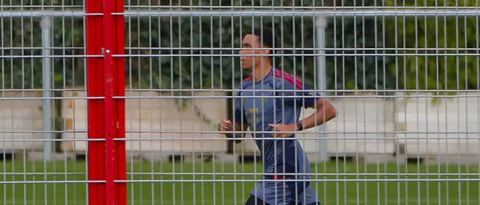 Jamal Musiala (Bild) steht beim FC Bayern im Training, der türkische Sportjournalist musste nicht hinter Gitter