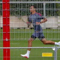 Jamal Musiala (Bild) steht beim FC Bayern im Training, der türkische Sportjournalist musste nicht hinter Gitter