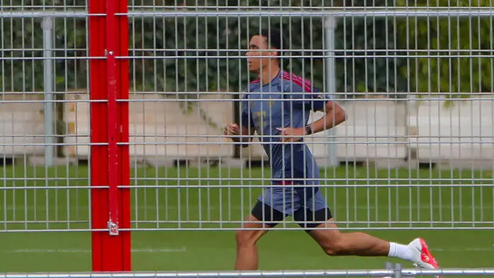 Jamal Musiala (Bild) steht beim FC Bayern im Training, der türkische Sportjournalist musste nicht hinter Gitter