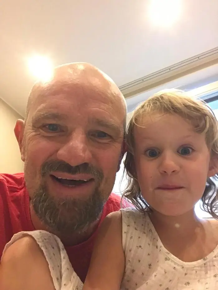 Petri Matikainen mit Enkeltochter Lumi