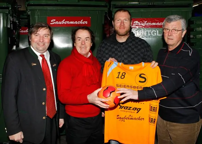 GEPA-24021140007 - GRAZ,AUSTRIA,24.FEB.11 - SPORT DIVERS, HANDBALL - Bundesliga, HC Seiersberg, Pressekonferenz, Praesentation des Neuzuganges Ales Pajovic. Bild zeigt Vorstand Michael Schweighofer (Seiersberg), CEO Hans Roth (Saubermacher), Ales Pajovic und Trainer Josip Milkovic (Seiersberg). Keyword: Trikot. Foto: GEPA pictures/ David Rodriguez Anchuelo