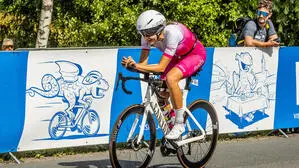 Ironman Austria 2025 Siegerin Szolderits  | Statt mit einem Zeitfahrrad startete Szolderits mit einem normalen Rennrad