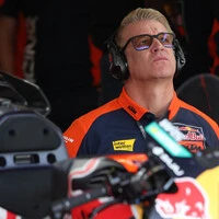 Pit Beirer sozusagen in typischer Pose: In der KTM-Box beobachtet er seine Fahrer