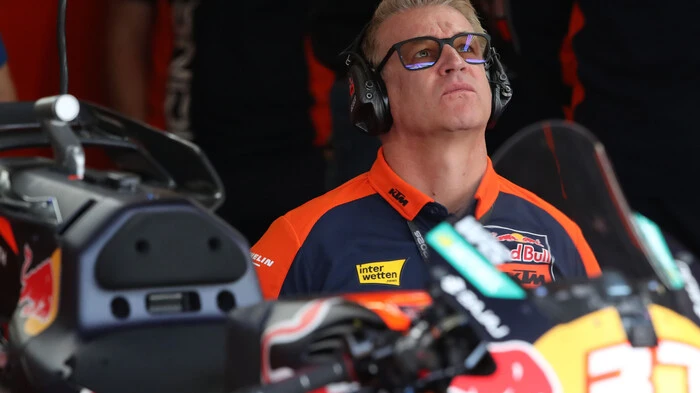 Pit Beirer sozusagen in typischer Pose: In der KTM-Box beobachtet er seine Fahrer