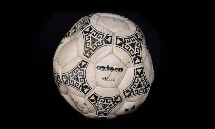 Der legendäre Fußball wird versteigert