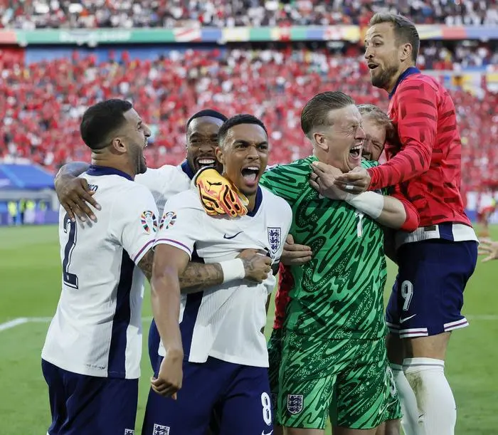 England v Switzerland: Quarter-Final - UEFA EURO, EM, Europameisterschaft,Fussball 2024 Kyle Walker, Ivan Toney, Trent Alexander-Arnold, Jordan Pickford and Harry Kane of England celebrate after winning the UEFA EURO 2024 quarter-final match between England and Switzerland at Düsseldorf Arena on July 6, 2024 in Dusseldorf, Germany. Düsseldorf Düsseldorf Arena Germany Germany PUBLICATIONxNOTxINxUK Copyright: xRichardxSellers/Sportsphoto/APLx 14045648