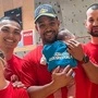 Adonis Gonzales (Mitte) mit Teilen seines Teams