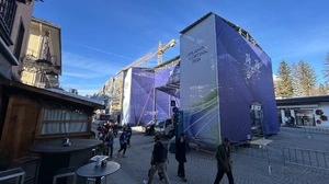 Der unbenutzte Fußgängerübergang an der Ortseinfahrt von Cortina 