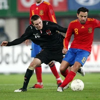 Jakob Jantscher (links) im Duell mit Xavi Hernandez