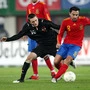 Jakob Jantscher (links) im Duell mit Xavi Hernandez 