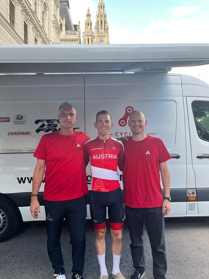 Mechaniker René Grossauer, Gregor Mühlberger und Trainer Thomas Binder