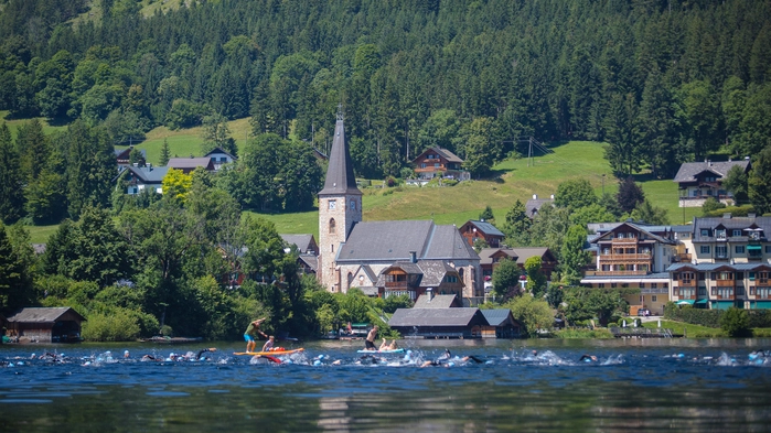 Das Schwimmen steigt im Altausseer See