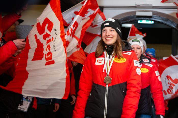 Lisa Hirner jubelte in Planica über Bronze im Mixed-Team