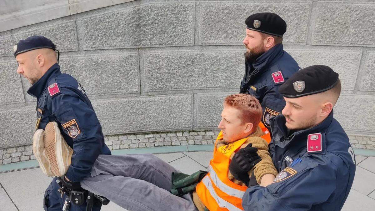 Hier wird Julian Schütter von der Polizei entfernt