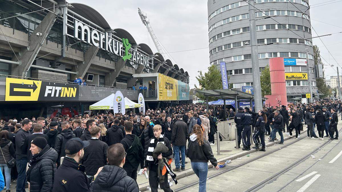 Der Stadionvorplatz bei der Merkur Arena war Stunden vor dem Anpfiff bereits gut mit Sturm-Fans gefüllt