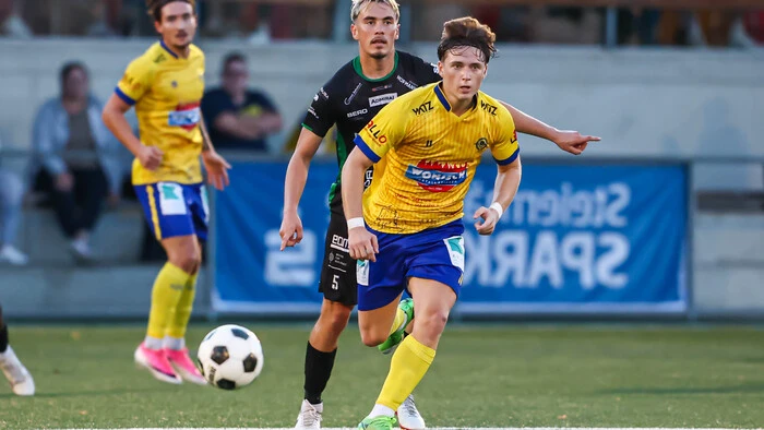 Deutschlandsbergs Offensivmann Anto Jelec (rechts) führt die
Torschützenliste in der Regionalliga an