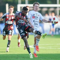 Kalsdorfs Tobias Mandler im Cup-Duell gegen Moses Usor (LASK)