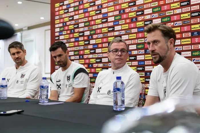 PAPHOS,CYPRUS,10.NOV.25 - SOCCER - OEFB, Oesterreichischer Fussball-Bund, training camp, media event. Image shows goal keeper coach Michael Gspurning, assistant coach Stefan Oesen, head coach Ralf Rangnick and assistant coach Lars Kornetka (AUT). Photo: GEPA pictures/ Armin Rauthner