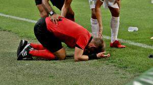 9. August 2018: Schiedsrichter-Assistent Fredrik Klyver wird in Graz von einem Becher getroffen und liegt am Boden