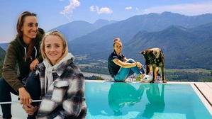 Lara Vadlau mit Schäferhündin Riva daheim am Pool, links mit Freundin Lea Schüller 