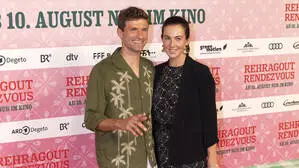 Thomas Müller mit Ehefrau Lisa Müller 2023