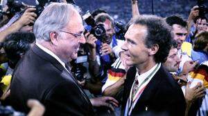 Bundeskanzler Helmut Kohl (links) gratulierte Teamchef Beckenbauer nach dem Sieg im WM-Finale 1990