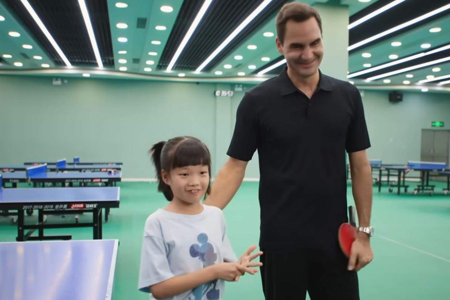 Tischtennis-Duell: Im Video: Roger Federer muss sich siebenjährigem Wunderkind geschlagen geben