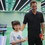 Roger Federer mit Tischtennis-Wunderkind Gui „Pineapple“ Duoer