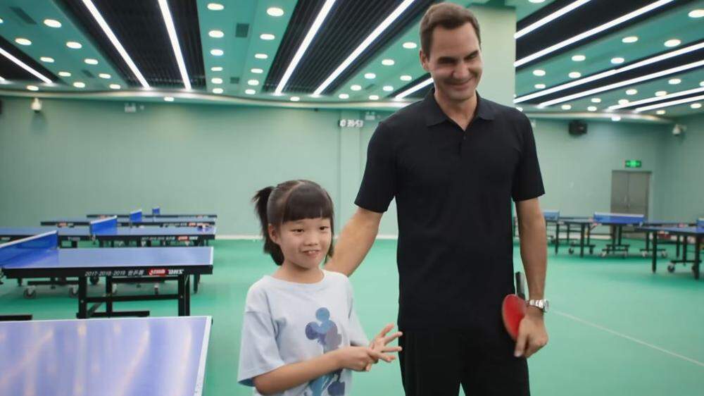 Roger Federer mit Tischtennis-Wunderkind Gui „Pineapple“ Duoer