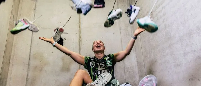 Anna Oberhauser mit einem Teil ihrer Volleyballschuhe