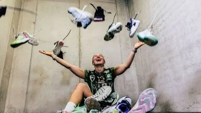 Anna Oberhauser mit einem Teil ihrer Volleyballschuhe