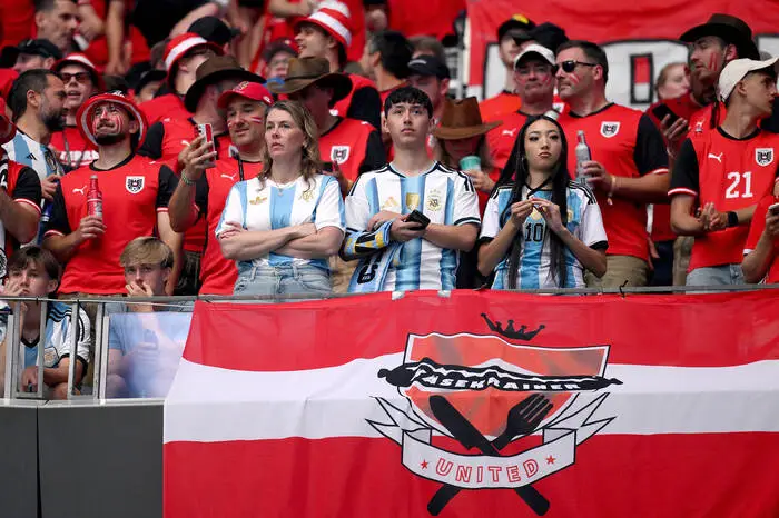 Fussball FIFA WM 2026 Vorrunde Gruppe J in Dallas Argentinien - Oesterreich 22.06.2026 Argentinien Fans im AUT Fanblock *** Soccer