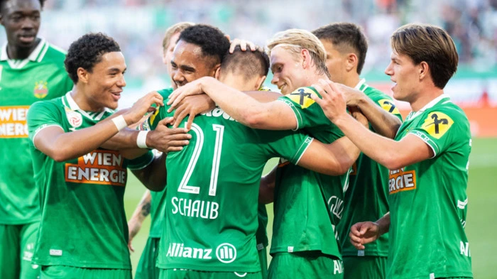 Schaub wird nach seinem Elfer zum 2:0 geherzt
