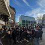 Die ersten Sturm-Fans haben sich bereits auf dem Platz „Zum alten Markt“ in Dortmund eingefunden