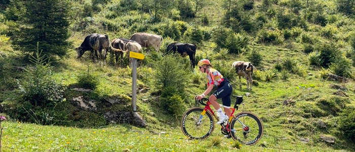 Carina Schrempf im neuen Trikot und auf dem Rad der Edelreihe „S-Works“