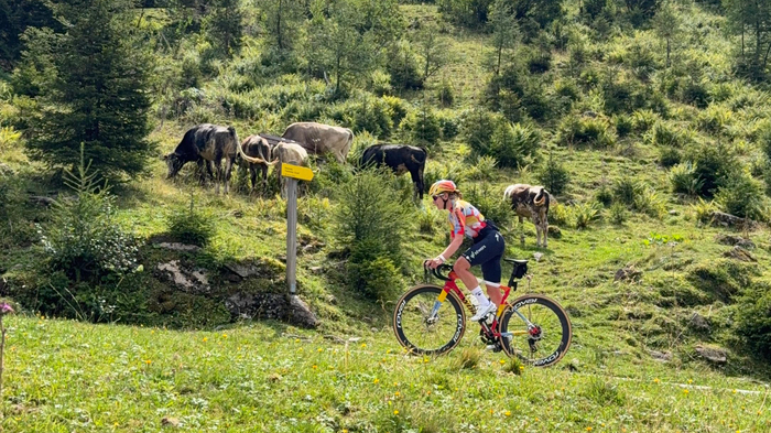 Carina Schrempf im neuen Trikot und auf dem Rad der Edelreihe „S-Works“