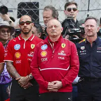Lewis Hamilton (links) stärkt Fred Vasseur (Mitte) den Rücken, Christian Horner (rechts) soll diesen Gerüchten zufolge bei Ferrari ersetzen