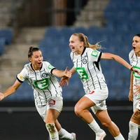 Die Sturm-Spielerinnen jubelten mit Doppel-Torschützin Lena Breznik (2. von links)